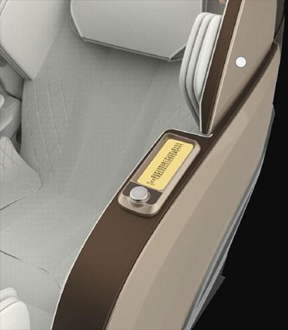 Бездротова зарядка телефону в масажному кріслі.
